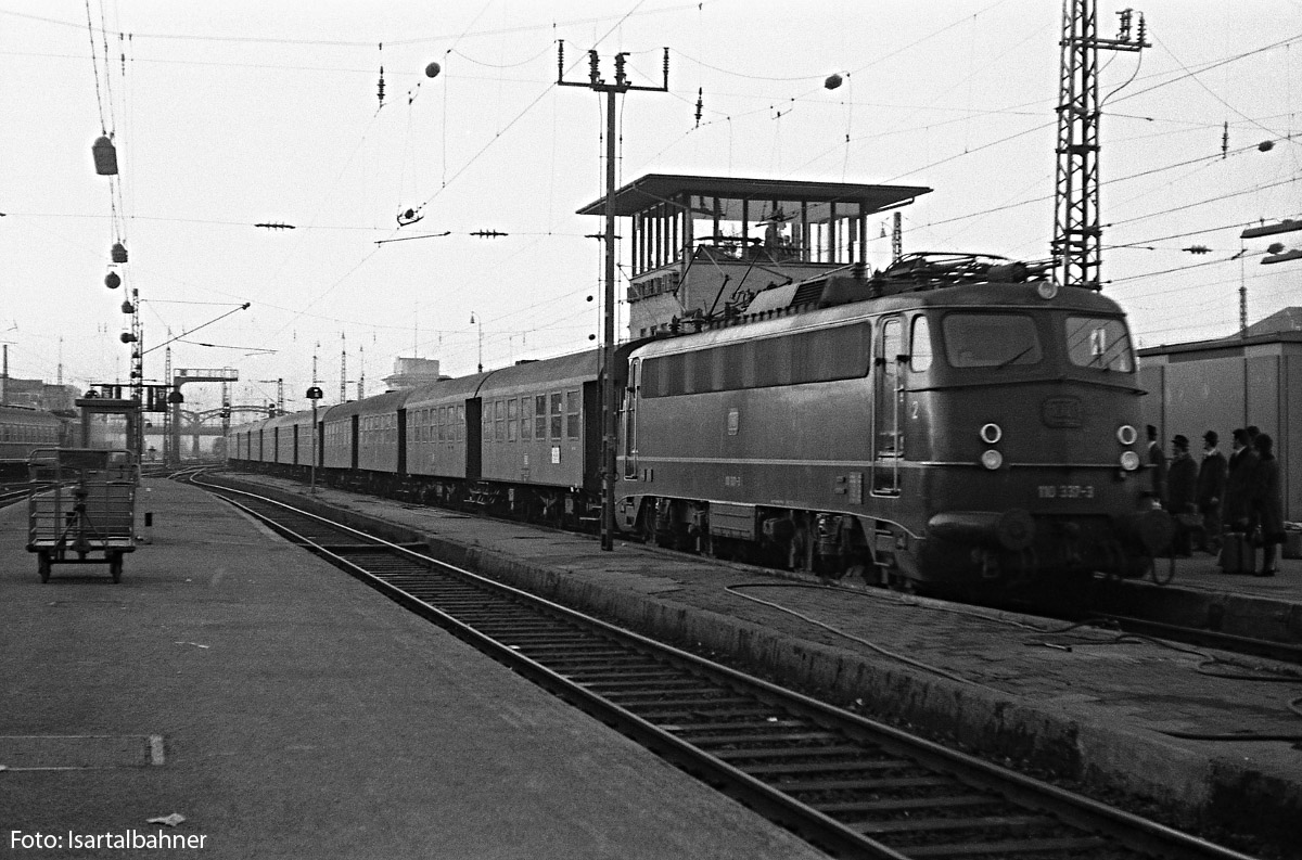 https://doku-des-alltags.de/BDMuenchen/MuenchenHbf/PM-doku/1971-12-18_17%20110337_D-Jug20215%20MuenchenHbf.jpg